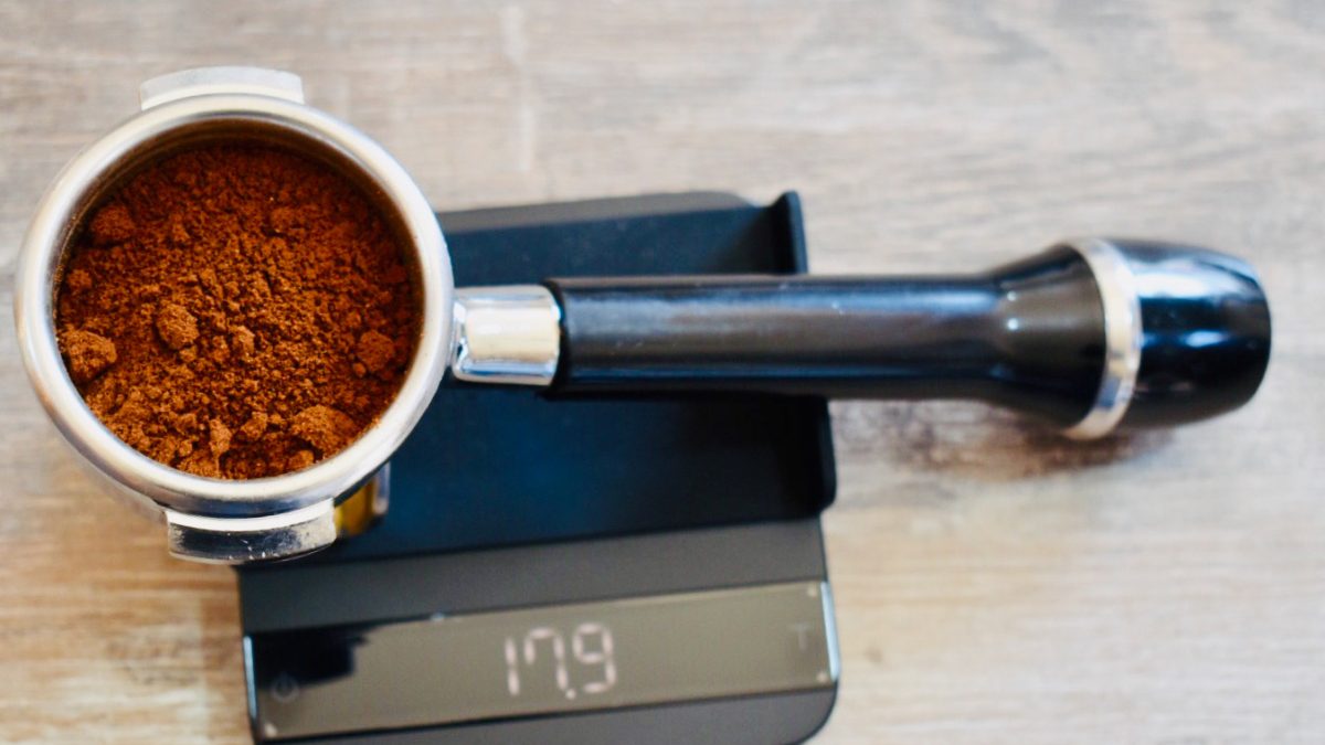 Joven Toma Café Barista Masculino. Máquina De Hacer Café Amarilla